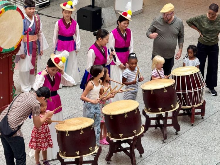 어린이들이 공연장으로 나와 난타북 연주 방법을 배우고 있다. 윤지아 기자.