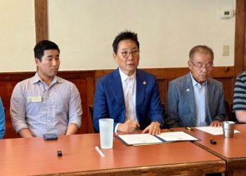 박은석 회장(가운데)이 6일 한인 리더들, 주 하원의원들과 함께 한미 양국 정부에 조속한 사태 해결을 촉구하고 적극적인 지원을 나설 것이라고 말했다. 윤지아 기자.