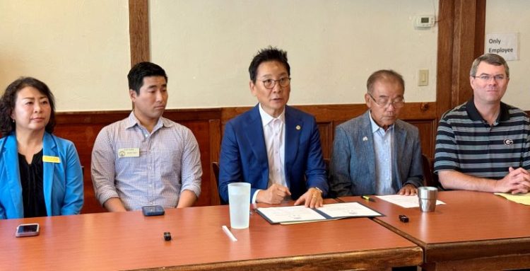 박은석 회장(가운데)이 6일 한인 리더들, 주 하원의원들과 함께 한미 양국 정부에 조속한 사태 해결을 촉구하고 적극적인 지원을 나설 것이라고 말했다. 윤지아 기자.