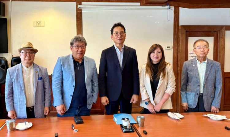 (왼쪽부터) 최병일 자문위원장, 강신범 이사장, 박은석 회장, 구민정 변호사, 김백규 원로회장. 윤지아 기자.