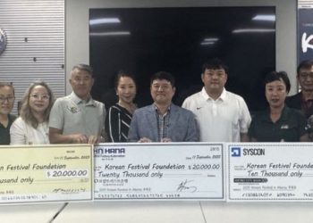 지난 11일 코페재단 이사회 후 기부자들이 재단 관계자들과 기념사진을 찍었다.