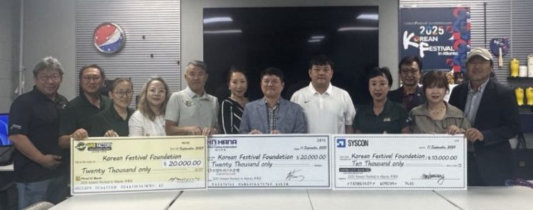 지난 11일 코페재단 이사회 후 기부자들이 재단 관계자들과 기념사진을 찍었다.