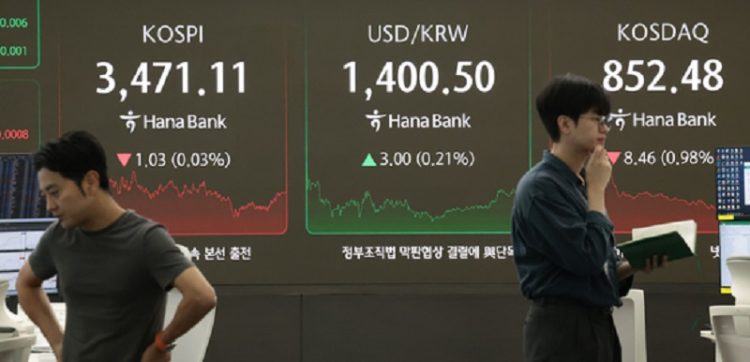 25일 서울 중구 하나은행 딜링룸 현황판에 코스피 지수 등이 표시되고 있다.  [연합뉴스]