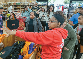 LA지역 트레이더조 매장에서 핼로윈 미니 토트백을 구매하려는 고객들의 발길이 이어지고 있다. 김상진 기자