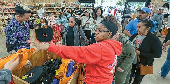 LA지역 트레이더조 매장에서 핼로윈 미니 토트백을 구매하려는 고객들의 발길이 이어지고 있다. 김상진 기자