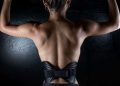 콜롬비아 보고타의 성형외과 의사인 알프레드 오요스 박사 연구팀이 개발한 'WSAP(Waistline Aesthetic Slimming by Puncture)' 허리 성형. 일명 '바비 수술'이라고 하며, 바늘을 이용해 허리에 작은 구멍을 내 진동을 일으키는 초음파 기구를 삽입해 갈비뼈를 부분적으로 변형시킨다. 바비 수술 후 쓰이는 코르셋을 착용한 여성의 가상 이미지 모습. 사진 오요스 박사 연구팀의 2025년 논문 '천자 및 평행 접근법을 이용한 허리선 미용 슬리밍 및 갈비뼈 재성형 절차' 캡처
