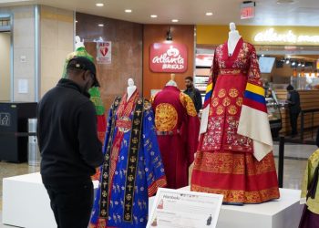 지난해 열린 애틀랜타 공항 한복의 날 전시. 공항을 찾은 여행객이 한복을 감상하고 있다. 윤지아 기자.