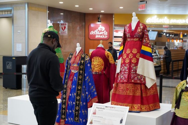 지난해 열린 애틀랜타 공항 한복의 날 전시. 공항을 찾은 여행객이 한복을 감상하고 있다. 윤지아 기자.