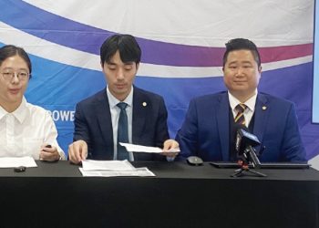 16일 플러싱 시민참여센터(KACE) 사무실에서 기자회견을 열고 ‘2025 한인 청소년 정체성 설문조사’ 결과를 발표하는 KACE 직원 및 이사들.