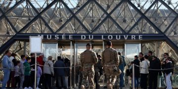 10월 30일 프랑스 군인들이 루브르 박물관 유리 피라미드 인근을 순찰하고 있다. [로이터]