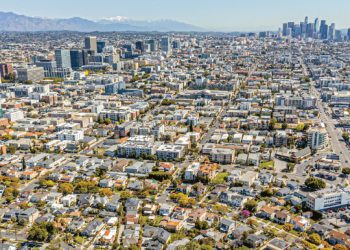 양도소득세 면세 한도가 28년 전과 같은 개인 25만 달러에 묶여 있어 고령층의 주택 매각을 막고 있다는 주장이 나왔다.