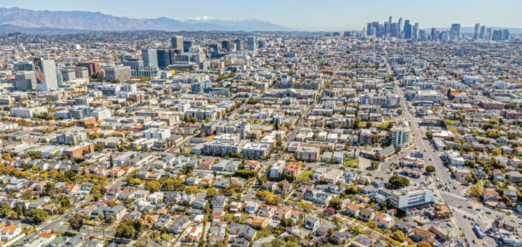 양도소득세 면세 한도가 28년 전과 같은 개인 25만 달러에 묶여 있어 고령층의 주택 매각을 막고 있다는 주장이 나왔다.