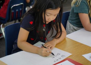 채터후치 초등학교 한국어 수업에서 박효은 양이 할아버지에게 한글 손편지를 쓰고 있다.