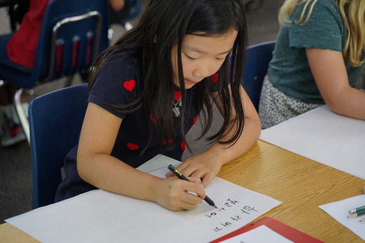 채터후치 초등학교 한국어 수업에서 박효은 양이 할아버지에게 한글 손편지를 쓰고 있다.