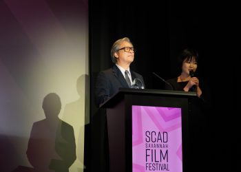 SCAD 영화제에서 수상 소감을 밝히는 박찬욱 감독