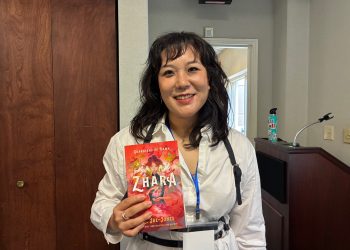 제이 존스 작가가 ‘가디언즈 오브 던’의 1부작 '자라'를 들고 있다. 장채원 기자