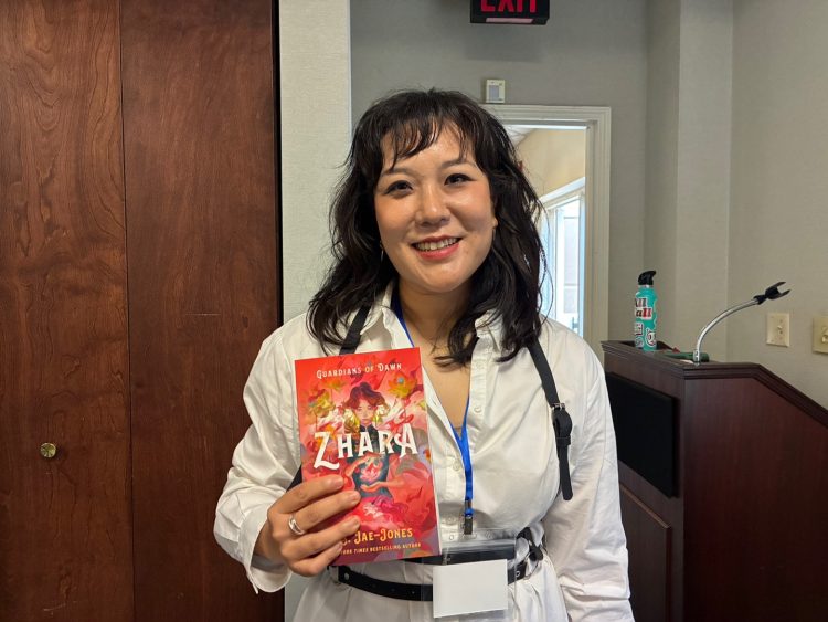 제이 존스 작가가 ‘가디언즈 오브 던’의 1부작 '자라'를 들고 있다. 장채원 기자