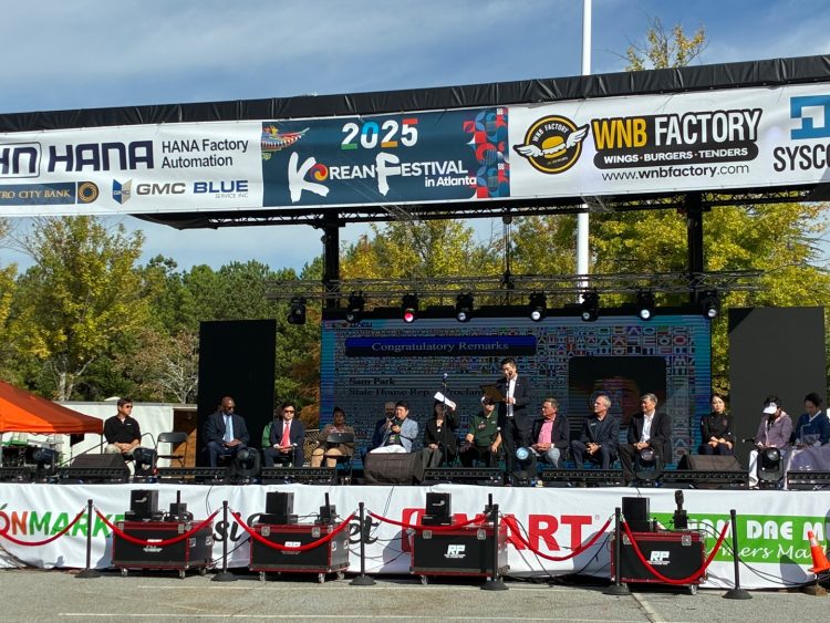 샘 박 하원의원이 4일 개막식에서 ‘코리안 페스티벌의 날’ 제정 결의안을 낭독하고 있다.