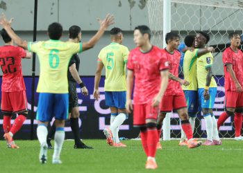 10일 서울 마포구 서울월드컵경기장에서 열린 한국과 브라질 축구 대표팀의 친선경기. 한국 선수들이 추가 실점한 후 아쉬워하고 있다. [연합뉴스 사진]