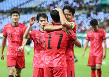 14일 서울 마포구 서울월드컵경기장에서 열린 한국과 파라과이 축구 대표팀의 친선경기. 엄지성이 선제골을 넣은 뒤 손흥민과 함께 기뻐하고 있다. 연합뉴스 사진.