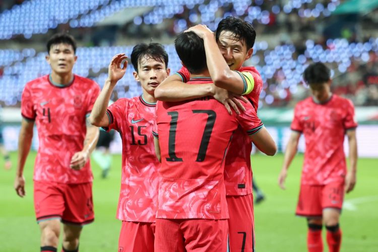 14일 서울 마포구 서울월드컵경기장에서 열린 한국과 파라과이 축구 대표팀의 친선경기. 엄지성이 선제골을 넣은 뒤 손흥민과 함께 기뻐하고 있다. 연합뉴스 사진.