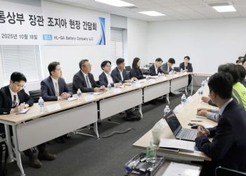 김정관 산업통상부 장관이 18일 조지아주 사바나 LG에너지솔루션 배터리 공장 건설 현장을 방문해 간담회하고 있다. [산업통상부 제공]