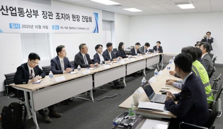 김정관 산업통상부 장관이 18일 조지아주 사바나 LG에너지솔루션 배터리 공장 건설 현장을 방문해 간담회하고 있다. [산업통상부 제공]
