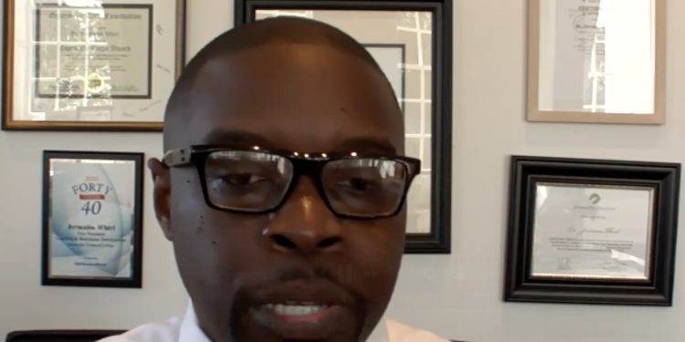 줌 화상 인터뷰를 통해 현대 교육대학의 의미를 설명하는 저메인 윌 총장.