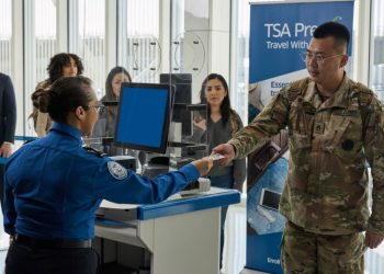공항 TSA 보안검색대를 통과하고 있는 모습. [페이스북 캡처]