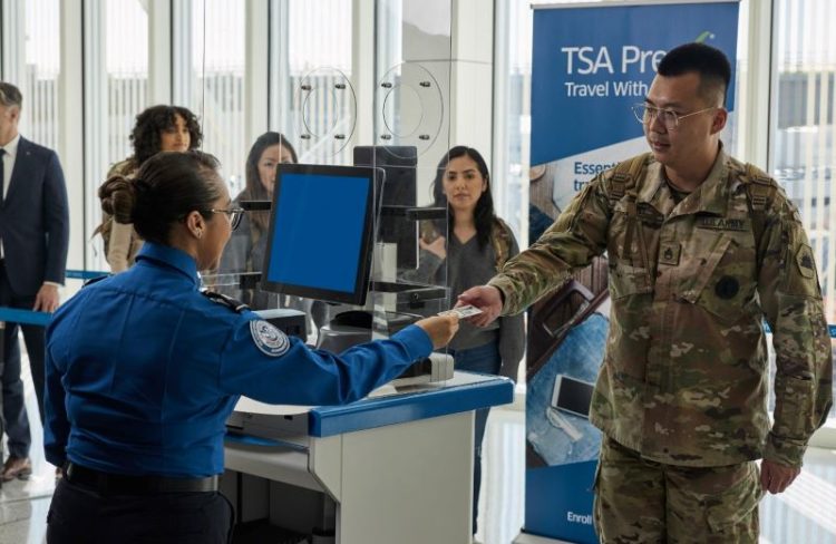 공항 TSA 보안검색대를 통과하고 있는 모습. [페이스북 캡처]