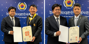 훈장과 표창을 받은 이경철, 이영준 회장.