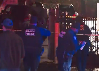 애틀랜타 경찰이 사건이 발생한 아파트를 조사하고 있는 모습. [ANF 보도영상 캡처]