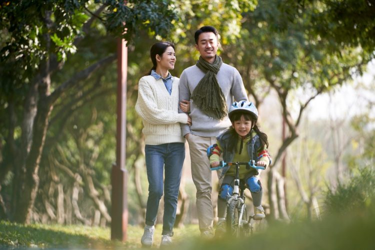 각종 양육 지원 정책에도 불구하고 부모들이 양육비 부담으로 둘째 출산을 포기하는 추세가 뚜렷하다. [출처 셔터스톡]