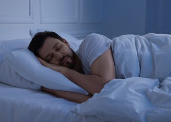 전문가들은 ‘한 시간의 보너스 수면’은 반가운 소식이지만, 그 이면에 건강 리스크가 숨어 있다고 경고한다. [출처 셔터스톡]