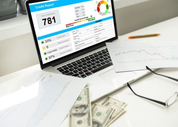 Z세대(Gen Z, 1997~2012년생)의 신용점수가 급락하고 있다. [출처 셔터스톡]