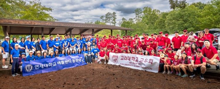 지난 4일 존스크릭 오씨파크에서 열린 구기대회 경기에 앞서 양교 동문 100여명이 모여 기념사진을 찍었다.