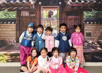 냇가에 심은 나무 한국학교 학생들이 한복을 입고 사진을 찍었다.
