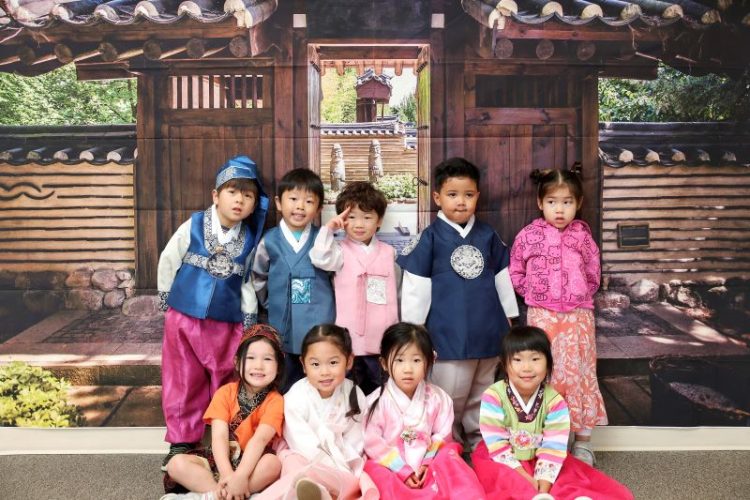 냇가에 심은 나무 한국학교 학생들이 한복을 입고 사진을 찍었다.