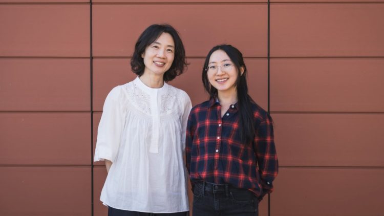 황은하 교수(왼쪽)와 이번 학기부터 한국어 강좌를 수강하는 엠마 황 학생. [다트머스대 제공 / Sophia Scull]