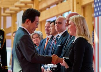 이재명 대통령이 29일 경북 경주국립박물관에서 열린 한미 정상회담 공식환영식에서 캐롤라인 레빗 백악관 대변인과 인사를 나누고 있다. [대통령실 제공]