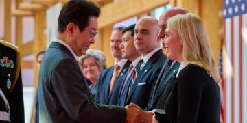 이재명 대통령이 29일 경북 경주국립박물관에서 열린 한미 정상회담 공식환영식에서 캐롤라인 레빗 백악관 대변인과 인사를 나누고 있다. [대통령실 제공]