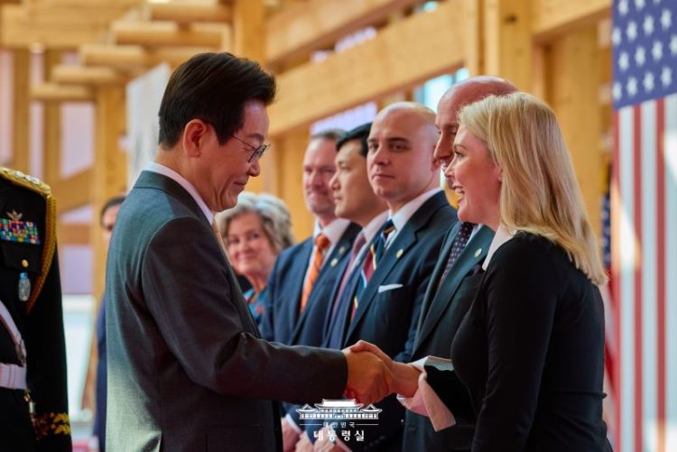 이재명 대통령이 29일 경북 경주국립박물관에서 열린 한미 정상회담 공식환영식에서 캐롤라인 레빗 백악관 대변인과 인사를 나누고 있다. [대통령실 제공]