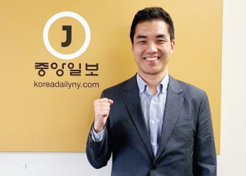 29일 뉴욕중앙일보 본사를 방문한 강범석 대한항공 신임 미동부지점장이 파이팅을 외치고 있다.