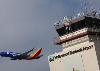 관제인력 부족으로 어려움을 겪고 있는 캘리포니아주 버뱅크 공항 관제탑. [로이터]