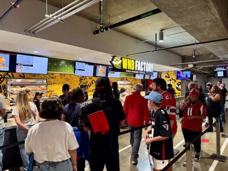 경기 시작 전부터 윙을 사기 위해 WNB 팩토리 매장에 모여든 사람들. 윤지아 기자.