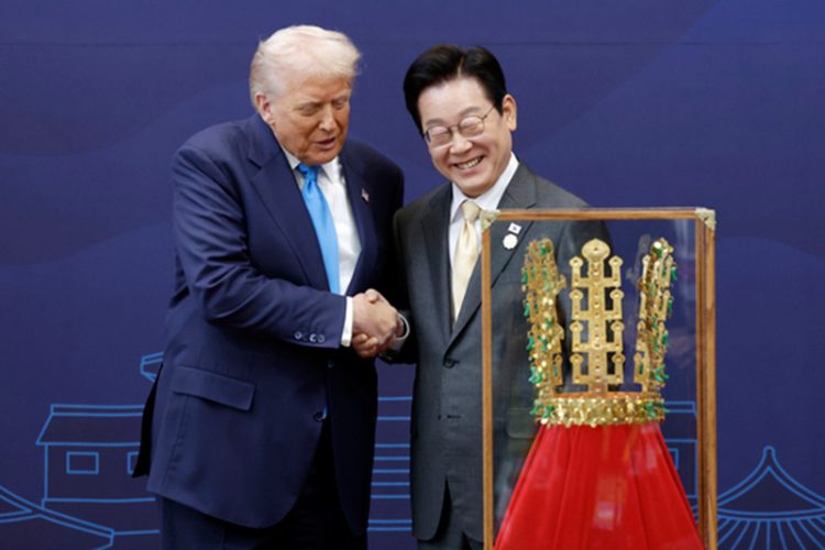 이재명 대통령이 29일 경북 경주박물관에서 도널드 트럼프 미국 대통령에게 '천마총 금관 모형'을 선물한 뒤 악수하고 있다. 대통령실통신사진기자단