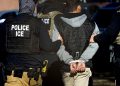 불체자를 체포, 연행하는 ICE 요원들. [로이터]