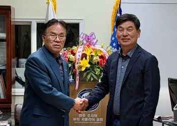 나상규 NFBS 회장과 손영표 미래뷰티 회장이 27일 밤 통합에 합의한 뒤 악수하고 있다.