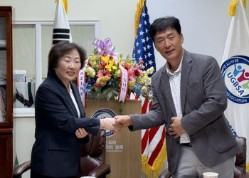 24일 통합 기자회견에서 미미 박 회장과 이강하 회장이 악수하고 있다. 윤지아 기자.