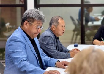 강신범 이사장(왼쪽)과 한오동 회장. 윤지아 기자.